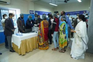 লাইনে দাঁড়িয়ে 'স্বাস্থ্য সাথী' কার্ড নিলেন মুখ্যমন্ত্রী মমতা বন্দ্যোপাধ্যায় 1