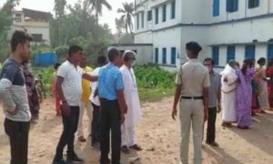 ইভিএমে কারচুপি, তৃণমূলে ভোট দিলেই ভোট পড়ছে বিজেপিতে, বিস্ফোরক মমতা 1 ভোটকেন্দ্রের বাইরে অপেক্ষায় ভোটাররা