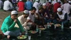 মুসলিম রোজাদার মানুষদের ইফতার করিয়ে সম্প্রীতির বার্তা দিলেন ব্রাহ্মণ সন্তান 1