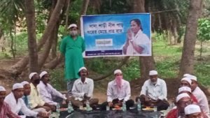 মুসলিম রোজাদার মানুষদের ইফতার করিয়ে সম্প্রীতির বার্তা দিলেন ব্রাহ্মণ সন্তান 2