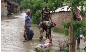 Yaas Cyclone: ইয়াসে তছনছ দিঘা, আটকে পড়া মানুষজনকে উদ্ধারে নেমেছে সেনা 2