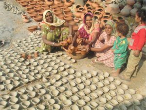 কালীপুজোয় মাটির প্রদীপের কদর কমেছে, তবুও আশাবাদী মৃৎশিল্পীরা 1