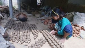 কালীপুজোয় মাটির প্রদীপের কদর কমেছে, তবুও আশাবাদী মৃৎশিল্পীরা 3