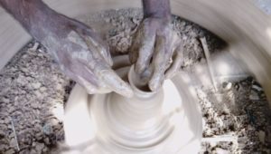 কালীপুজোয় মাটির প্রদীপের কদর কমেছে, তবুও আশাবাদী মৃৎশিল্পীরা 4