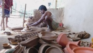 কালীপুজোয় মাটির প্রদীপের কদর কমেছে, তবুও আশাবাদী মৃৎশিল্পীরা 2
