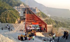 পাহাড়ে ব্রিজের উপরই ঝুলন্ত স্টেশন! জম্বু-কাশ্মীরে অসাধ্য সাধন রেলের 2