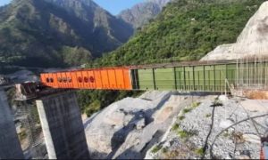 পাহাড়ে ব্রিজের উপরই ঝুলন্ত স্টেশন! জম্বু-কাশ্মীরে অসাধ্য সাধন রেলের 1