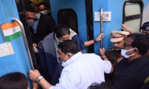 মালদহ যাওয়ার পথে বোলপুরে সাক্ষাৎ, ‘দিদি’কে চপ-মুড়ি দিলেন অনুব্রত মন্ডল 1