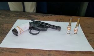 অস্ত্রসহ এক যুবকে গ্রেপ্তার করল হরিশ্চন্দ্রপুর থানার পুলিশ 1