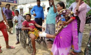 আম বোঝাই ভুটভুটির সঙ্গে বাইকের মুখোমুখি সংঘর্ষ! জখম ৫ 1