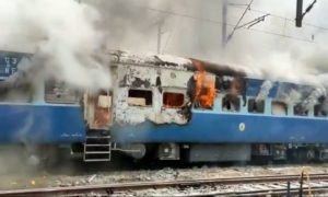 অগ্নিপথ ঘিরে অগ্নিগর্ভ গোটা দেশ! তিনটি ট্রেনে আগুন, পুলিশের গুলিতে নিহত ১ 1