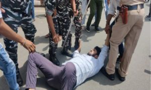 অগ্নিপথ ঘিরে অগ্নিগর্ভ গোটা দেশ! তিনটি ট্রেনে আগুন, পুলিশের গুলিতে নিহত ১ 2