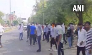 অগ্নিপথ ঘিরে অগ্নিগর্ভ গোটা দেশ! তিনটি ট্রেনে আগুন, পুলিশের গুলিতে নিহত ১ 3