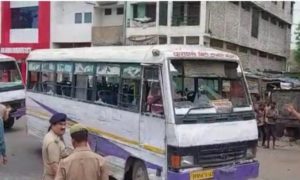 অগ্নিপথ ঘিরে অগ্নিগর্ভ গোটা দেশ! তিনটি ট্রেনে আগুন, পুলিশের গুলিতে নিহত ১ 4