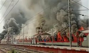 অগ্নিপথ ঘিরে অগ্নিগর্ভ গোটা দেশ! তিনটি ট্রেনে আগুন, পুলিশের গুলিতে নিহত ১ 5