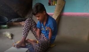 প্রতিবন্ধকতাকে জয় করে সাফল্য, পায়ে দিয়ে লিখেই মাধ্যমিক পাশ বর্ধমানের জগন্নাথ 1