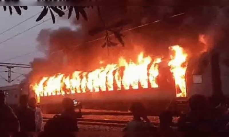 দিল্লি থেকে দ্বারভাঙ্গা এক্সপ্রেসে আগুন, দাউদাউ করে জ্বলছে একের পর এক কামরা